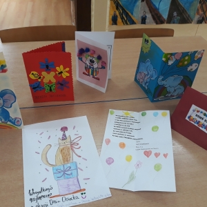 Zdjęcie przedstawia kartki wykonane przez uczniów z okazji Dnia Dziecka