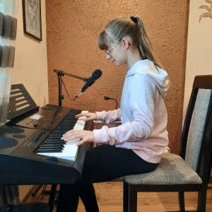 Marta Malińska podczas gry na instrumencie.