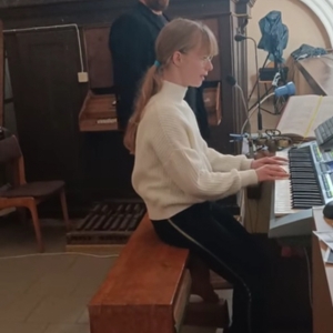 M. Malińska podczas gry na organach w kościele w Choczu oraz jej nauczyciel muzyki p. M. Madalski.