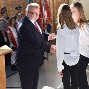 Noemi i Wiki podczas uroczyst. nadania imienia szkole 2019.
