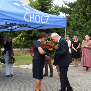 Podziękowania p. Mariana Wielgosika Burmistrza Gminy Chocz składane na ręce p. Aliny Banaszak Dyrektora Zespołu Szkół w Choczu