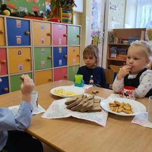Dzieci podczas spożywania słodkich przekąsek.