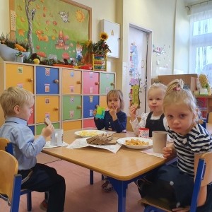 Dzieci podczas spożywania słodkich przekąsek.