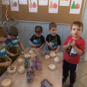 Dzieci malują specjalnymi farbami wykonane wcześniej naczynia.