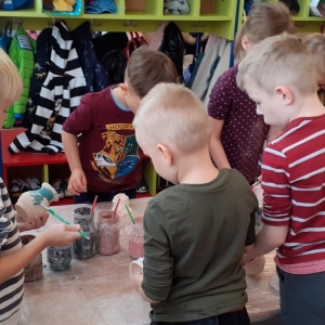 Dzieci  ozdabiają farbą wykonane przez siebie wcześniej prace z glinyDzieci  ozdabiają farbą wykonane przez siebie wcześniej prace z gliny