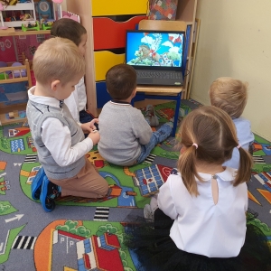 Dzieci oglądają filmik edukacyjny o Polsce.