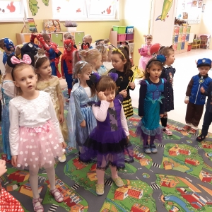 Dzieci w bajkowych strojach śpiewają piosenkę.