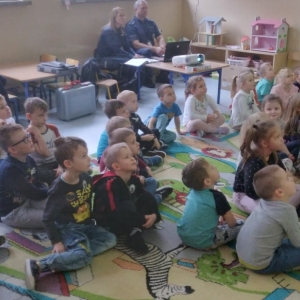 Dzieci z grupy Misie i Biedronki na spotkaniu z policjantami.
