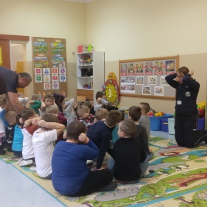 Dzieci z grupy Misie i Biedronki na spotkaniu z policjantami.