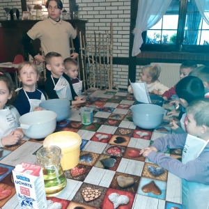 Dzieci przygotowują i dekorują babeczki.