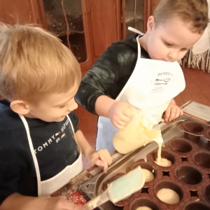 Dzieci piekły i ozdabiały muffinki