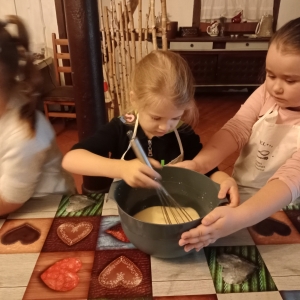 Dzieci piekły i ozdabiały muffinki