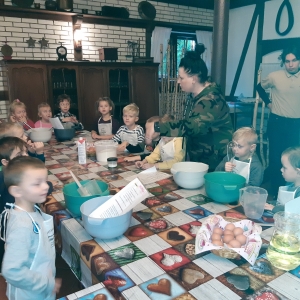 Dzieci przygotowują i dekorują babeczki.