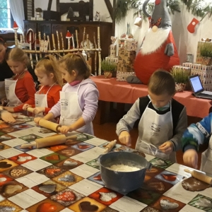 Uczniowie klasy 1a na warsztatach kulinarnych w Starej Stajni w Zawidowicach