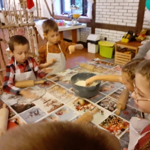 Uczniowie klasy 1b na warsztatach kulinarnych w Starej Stajni w Zawidowicach