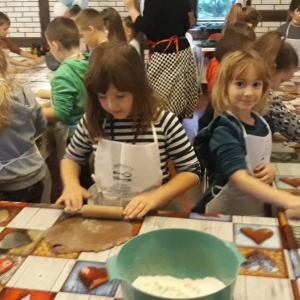 Uczniowie klasy 1a na warsztatach kulinarnych w Starej Stajni w Zawidowicach