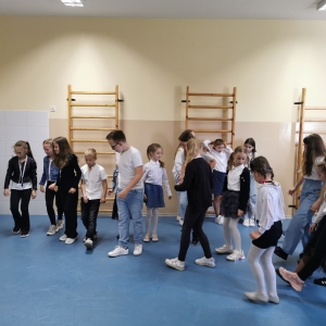 Uczniowie klas I-III podczas tańca.