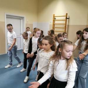 Uczniowie klas I-III podczas tańca z czwartoklasistami