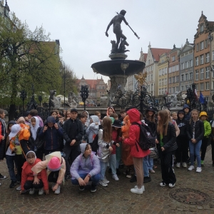 Uczniowie zwiedzający Gdańsk