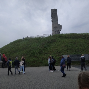 Uczniowie zwiedzający Westerplatte