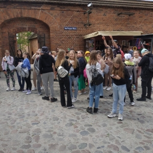 Uczniowie zwiedzający starówkę w Toruniu
