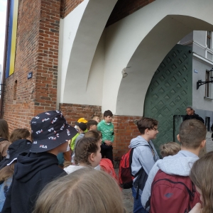 Uczniowie zwiedzający starówkę w Toruniu