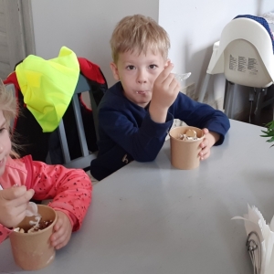 Dzieci zajadają się lodami.