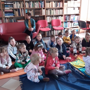 Dzieci w bibliotece słuchają bajki