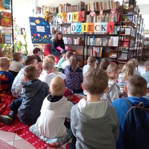 Dzieci w bibliotece słuchają bajki.