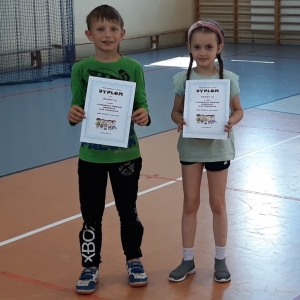 Nadia i Konrad z dyplomami za udział w turnieju