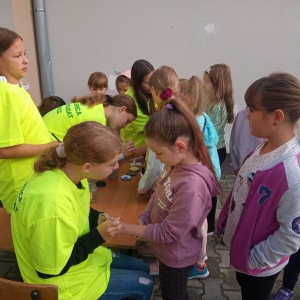 Dzieci i wolontariusze malujący kropki