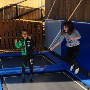 Uczniowie na trampolinie