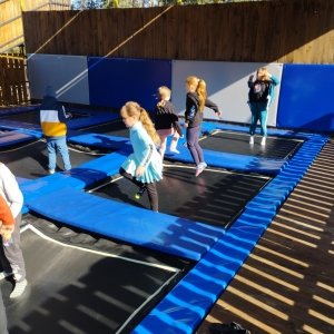 Zabawa uczniów w arenie trampolin