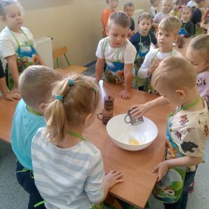 Dzieci przygotowują składniki potrzebne do zrobienia babeczek