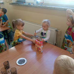 Dzieci wyrabiają ciasto, mieszają składniki