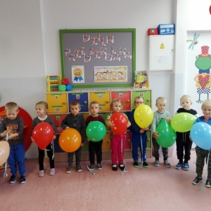 Przedszkolacy z balonami. 