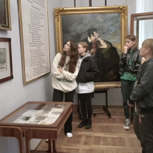 uczniowie w muzeum