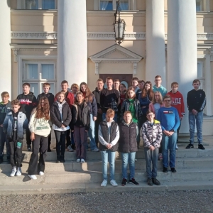 uczniowie przed budynkiem muzeum w Śmiełowie