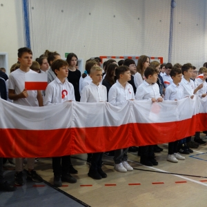 Uczniowie klasy 6a z przygotowaną przez siebie flagą 