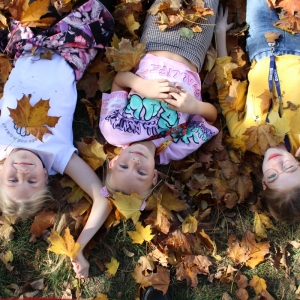 dziewczynki leżą w liściach