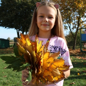 dziewczynka z bukietem liści