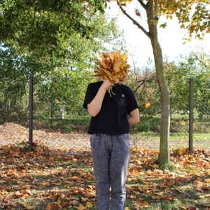 dziewczyna z bukietem liści