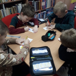 Dzieci klas młodszych obchodzą w bibliotece ŚWIATOWY DZIEŃ PLUSZOWEGO MISIA