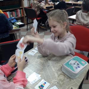 Dzieci klas młodszych obchodzą w bibliotece ŚWIATOWY DZIEŃ PLUSZOWEGO MISIA