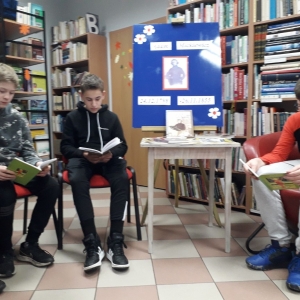 Uczniowie klasy ósmej czytają Mickiewicza