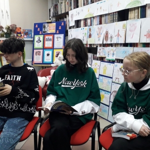 Uczniowie klasy ósmej czytają Mickiewicza