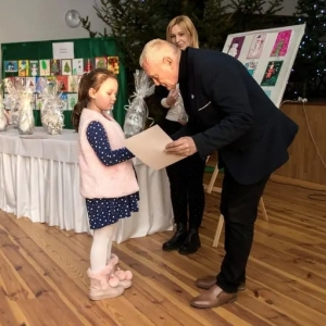 Amelia odbierająca nagrodę wręczaną przez p. Mariana Wielgosika Burmistrza Gminy Chocz