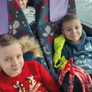 Dzieci jadą autobusem do rezydencji Św. Mikołaja.