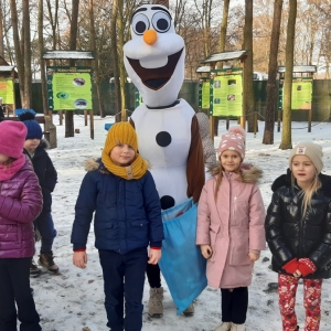 Zabawy dzieci z Olafem