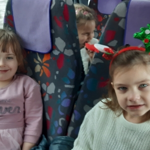 Dzieci jadą autobusem do rezydencji Św. Mikołaja.